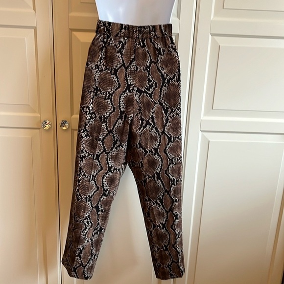 Babaton Atelier Aritzia
Conan Snake
Print Cropped Pull On Pants
Size 10, office - Picture 6 of 12